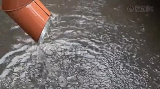 雨中的排水管。 水流入水坑视频