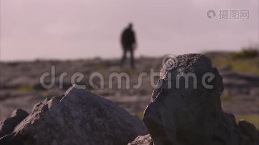 一堆岩石和一个人在散步视频
