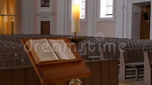 在一个空荡荡的天主教堂里。 为教会成员和牧师`祈祷书的木桶。视频