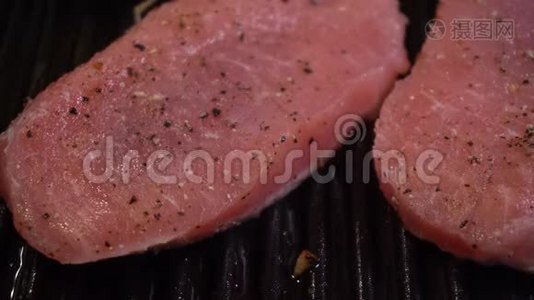 在铸铁锅上烹饪肉类视频