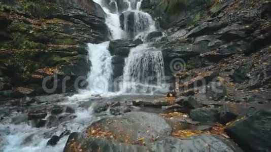 秋天，泡沫水落在大灰岩附近视频