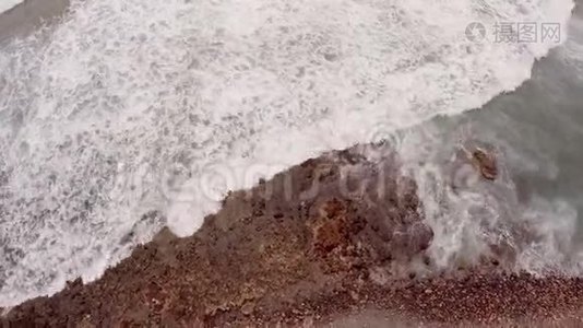 鸟瞰海滩和海浪。 那个女孩站在海洋上。 从上面看视频