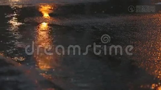 大雨，繁忙的街道视频