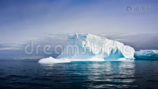白色冰川漂流在深蓝色的无边海水上视频