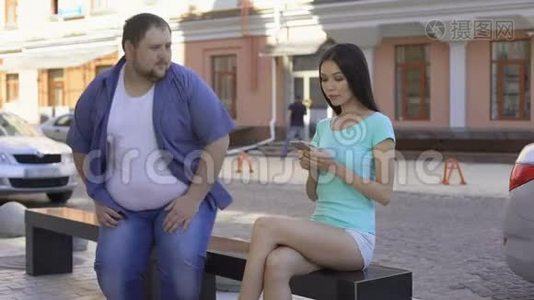 适合美丽的女人，无视坐在长凳上的胖子，悲伤而不自信的单身汉视频