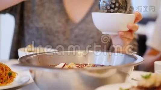 一位中国餐馆的客人把鱼汤倒进盘子里。 正宗中国菜视频