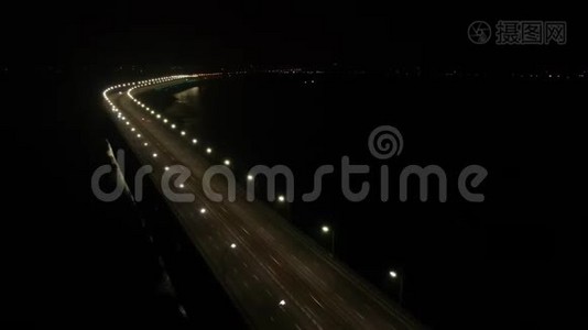 美丽的灯光和移动的交通令人惊叹的长桥，空中拍摄4k视频