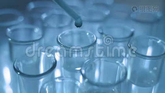 将化学液体滴到试管中进行实验室测试、科学实验室研究视频