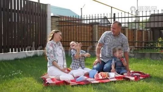 快乐的小男孩喜欢和爸爸妈妈一起野餐视频
