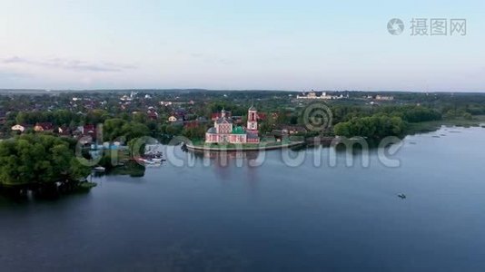 佩列斯拉夫-扎莱塞基普列谢沃湖畔的红教堂视频