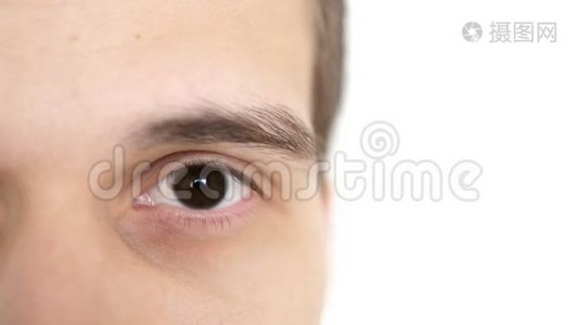 闭上一只雄性的眼睛。 一个人在白色背景上看相机的黑眼圈的细节。 3840x2160视频