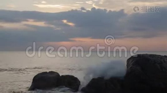 海洋日落，前面有巨石视频