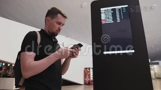 独自一人在机场的手机屏幕和登机牌上观看视频