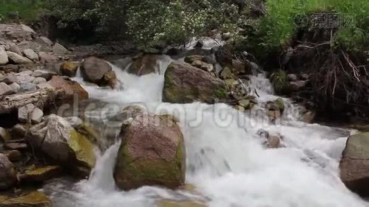 一条条粗大的山河流淌在巨石之间视频