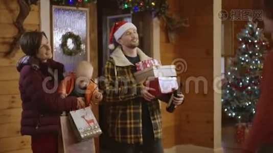 一对白人家庭夫妇带着一个小孩给他们的朋友送新年礼物和酒瓶视频