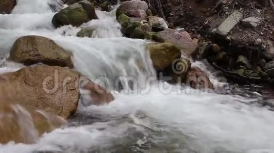 一条条粗大的山河流淌在巨石之间视频