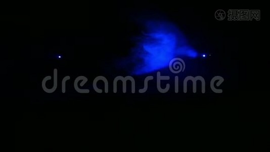 蓝光轮廓聚光灯在黑暗烟雾笼罩视频