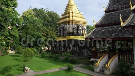 鸟瞰泰国清迈的老历史遗址蒋满寺。视频