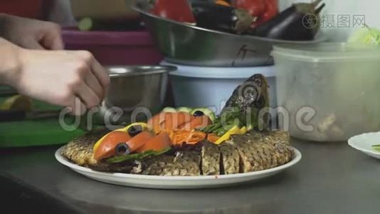 厨师在咖啡馆、厨房或餐馆做一盘烤鱼`蔬菜视频