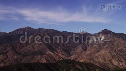 山脉剪影日出空中景观。 风景黎明阳光山屋村概况。 野生大自然视频