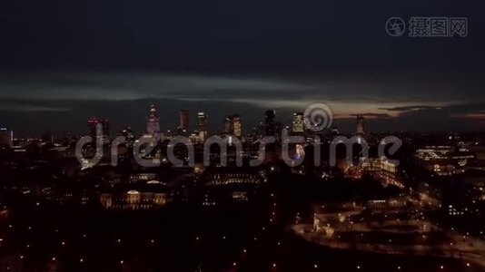 4K. 晚上拍摄华沙城市的天际线。 摩天大楼城市建筑的壮观鸟瞰图视频