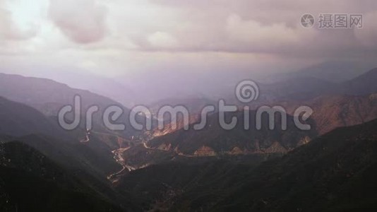 山脉剪影日出鸟瞰图.. 风景黎明阳光多山小屋村景概述.. 野生大自然视频