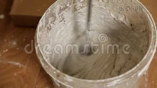 公寓瓷砖水泥砂浆.. 在桶中搅拌水泥砂浆。 修理视频