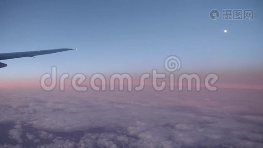 从伦敦飞往拉斯维加斯的中程飞机窗口的高海拔日落景色视频