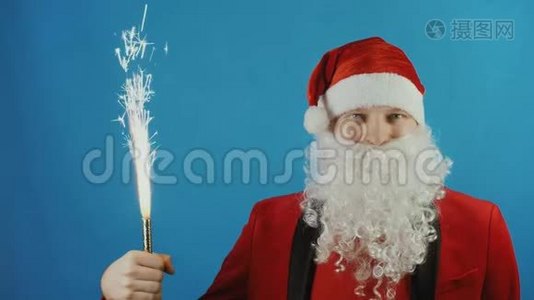 圣诞节和新年，像圣诞老人一样手持烟火蜡烛或火花，蓝色背景视频