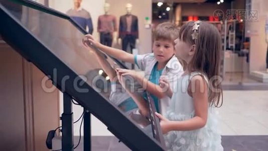 商场的现代技术，小孩子朋友用交互式触摸屏显示搜索信息视频