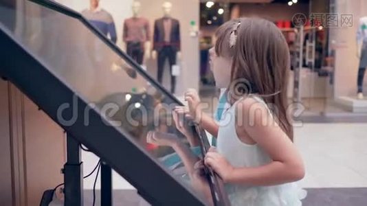 现代小男孩与女孩使用触摸屏的自助服务机搜索有关大厅和地点的信息视频