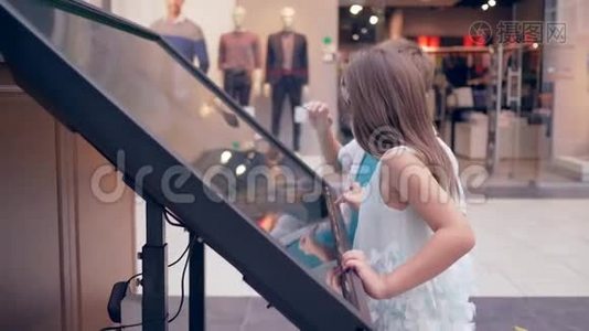 现代儿童在购物中心进行网上购物时使用交互式面板视频
