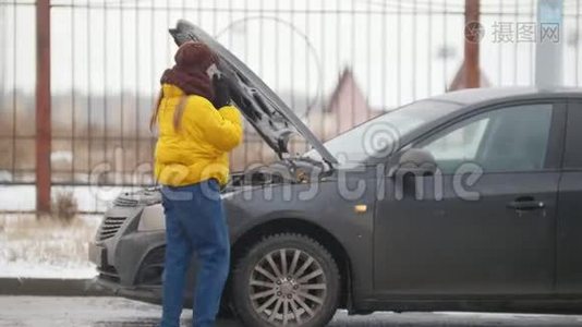 汽车故障。 冬天，寒冷的天气。 一位年轻女子打电话到救援处寻求帮助视频