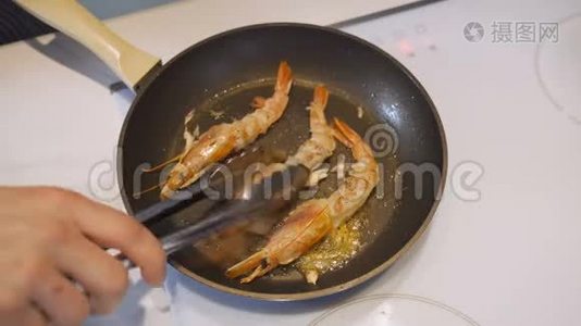 厨师正在把虾仁混合在煎锅里，特写。视频