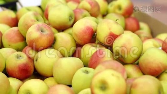 超市里的水果。 超市里的绿色苹果水果。视频