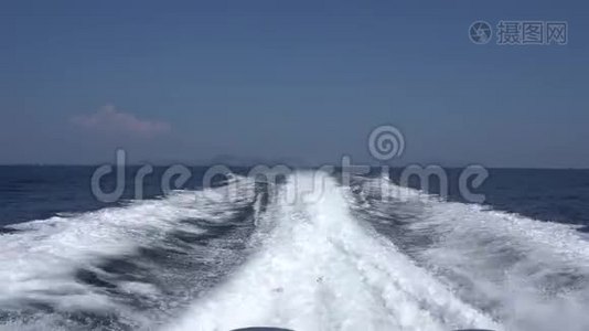 从一艘高速船的发动机上波浪。 后景。 蓝天，白云和远岛..视频