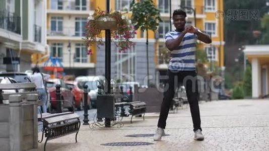 非裔美国人在非洲舞蹈中移动视频