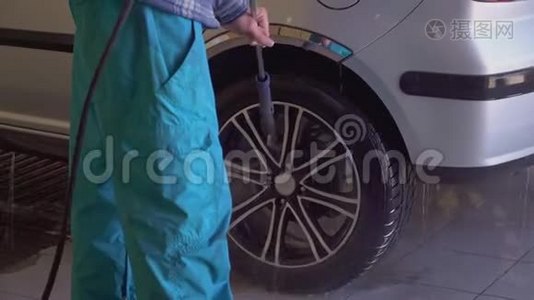 汽车在洗车时用高压水冲洗。视频