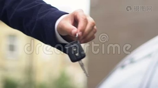 商人从经销商、汽车贷款或购买处领取豪华汽车钥匙视频