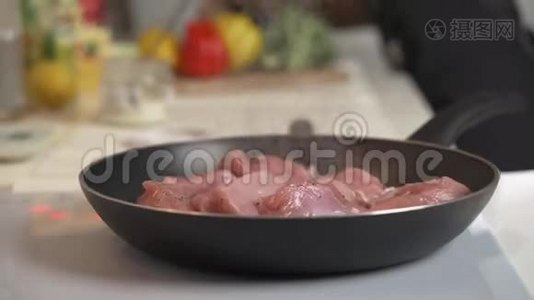 在电炉上煎锅里煎肉.. 女人在电炉上的煎锅里混合炒肉视频