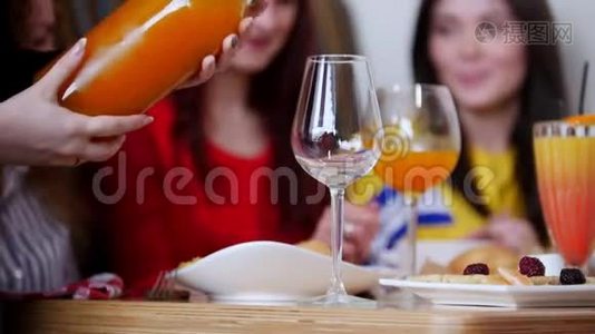 一个女人从瓶子里倒果汁视频