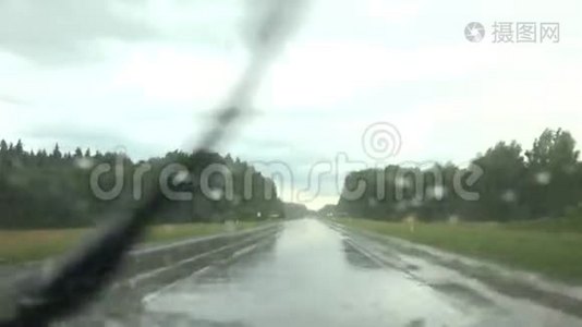 雨天汽车在路上行驶. 毒蛇清洁挡风玻璃。 4K视频