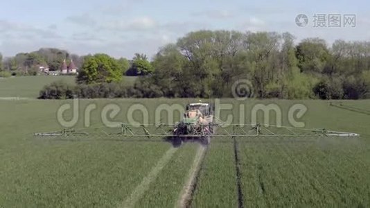 拖拉机在农田上喷洒一种有争议的草甘膦除草剂视频