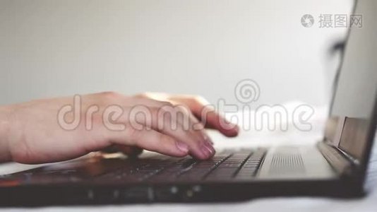 人在笔记本电脑上工作时输入信用卡信息进行在线购买.. 慢动作。 3840x2160视频