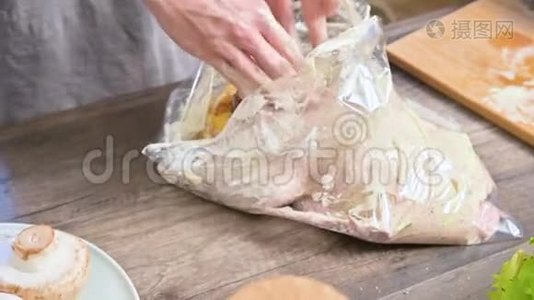 特写的雌性手被包裹在一个塑料袋里，里面有一只鸭子或一只鹅来烤。 蛋黄酱白色敷料视频