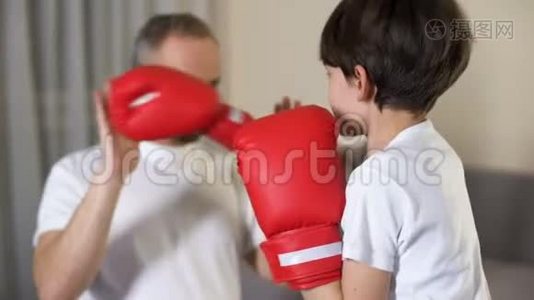 小男孩和他的继父拳击，学习进攻，家庭聚会视频