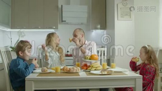 家庭在家一起在厨房吃早餐视频