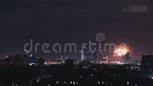 在晚上的焰火中拍摄莫斯科全景。 莫斯科城市商务中心全景..视频