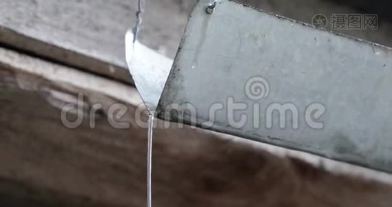 雨水在白天从金属槽中排出视频