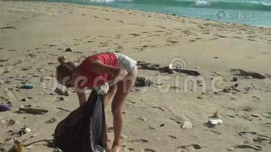 女人在清理海滩视频